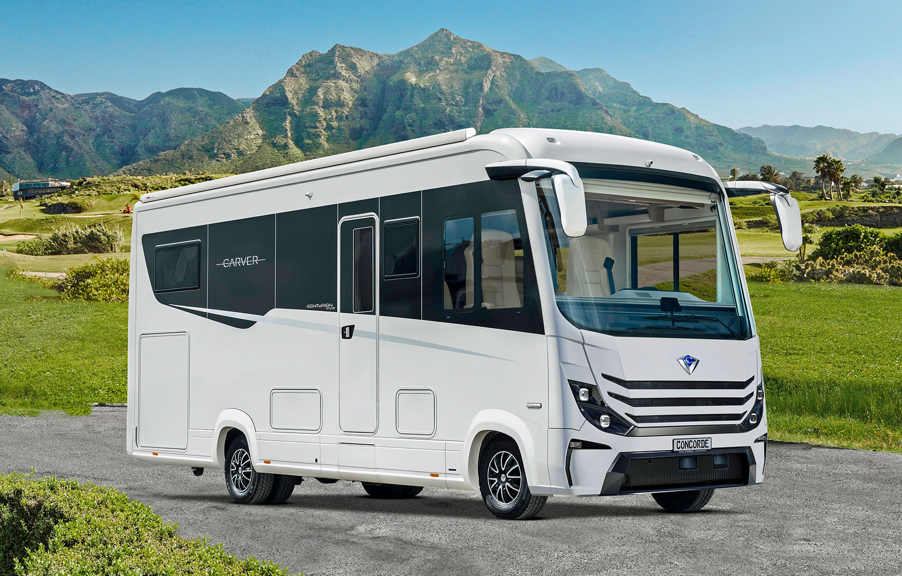 ABF Hannover. Concorde Carver in Landschaft. Im Hintergrund sind Berge und eine grüne Wiese zu sehen.