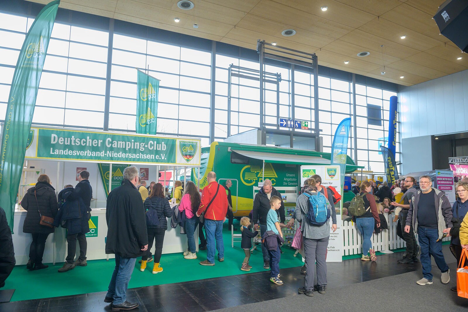 ABF Hannnover. Messehalle mit Stand des Deutschen Camping-Club mit Besuchern.