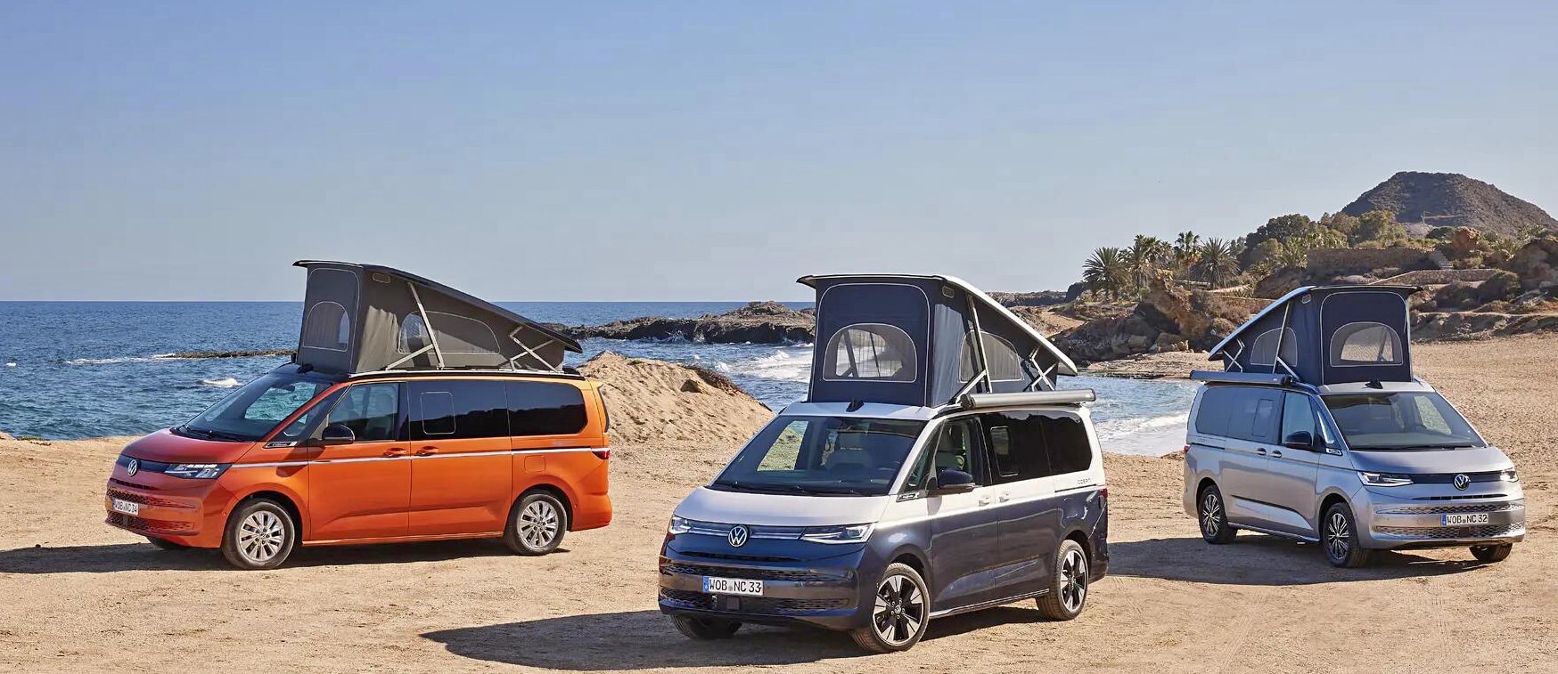 ABF Hannover, Caravan and Camping, VW California Beach Group. Three VW models with pop-up roofs on the beach.