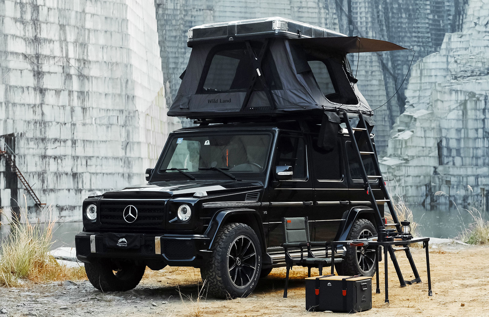 ABF Hannover. Landrover von Mercedes in schwarz mit Dachzelt. Im Vordergrund steht ein Tisch und Stuhl.